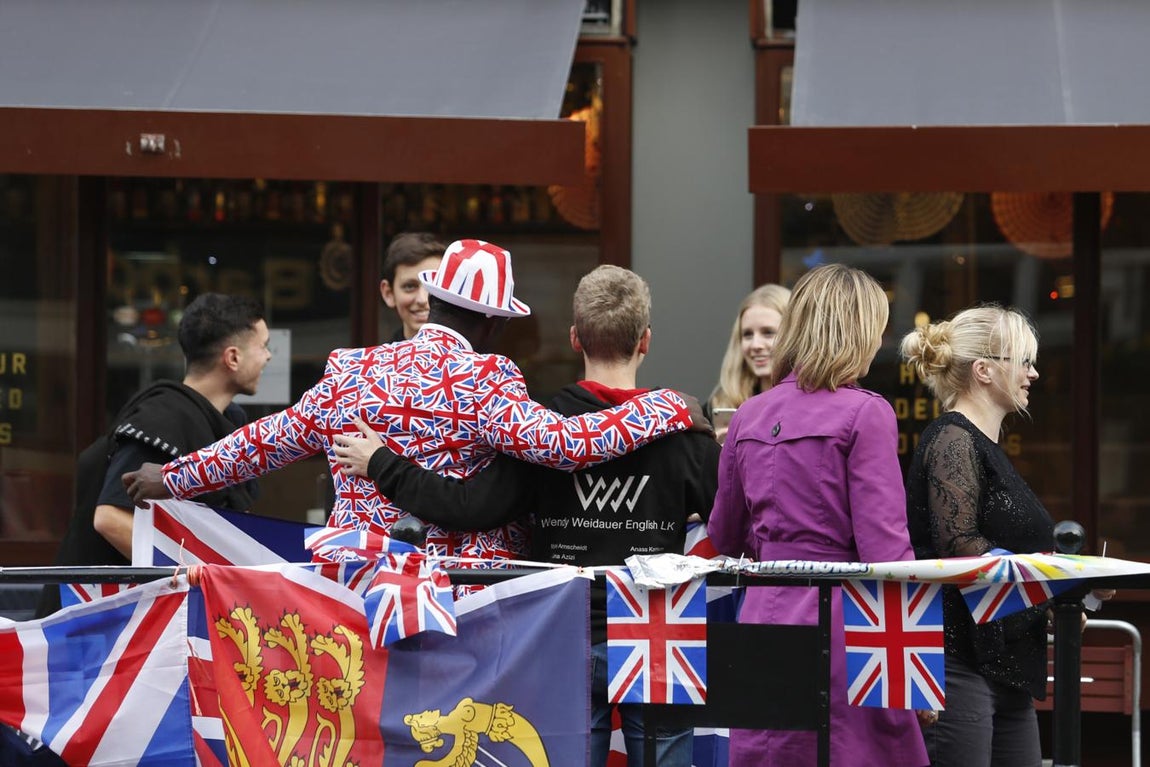 Los primeros curiosos comienzan a inundar las calles de Londres para ser testigos del gran enlace real. 