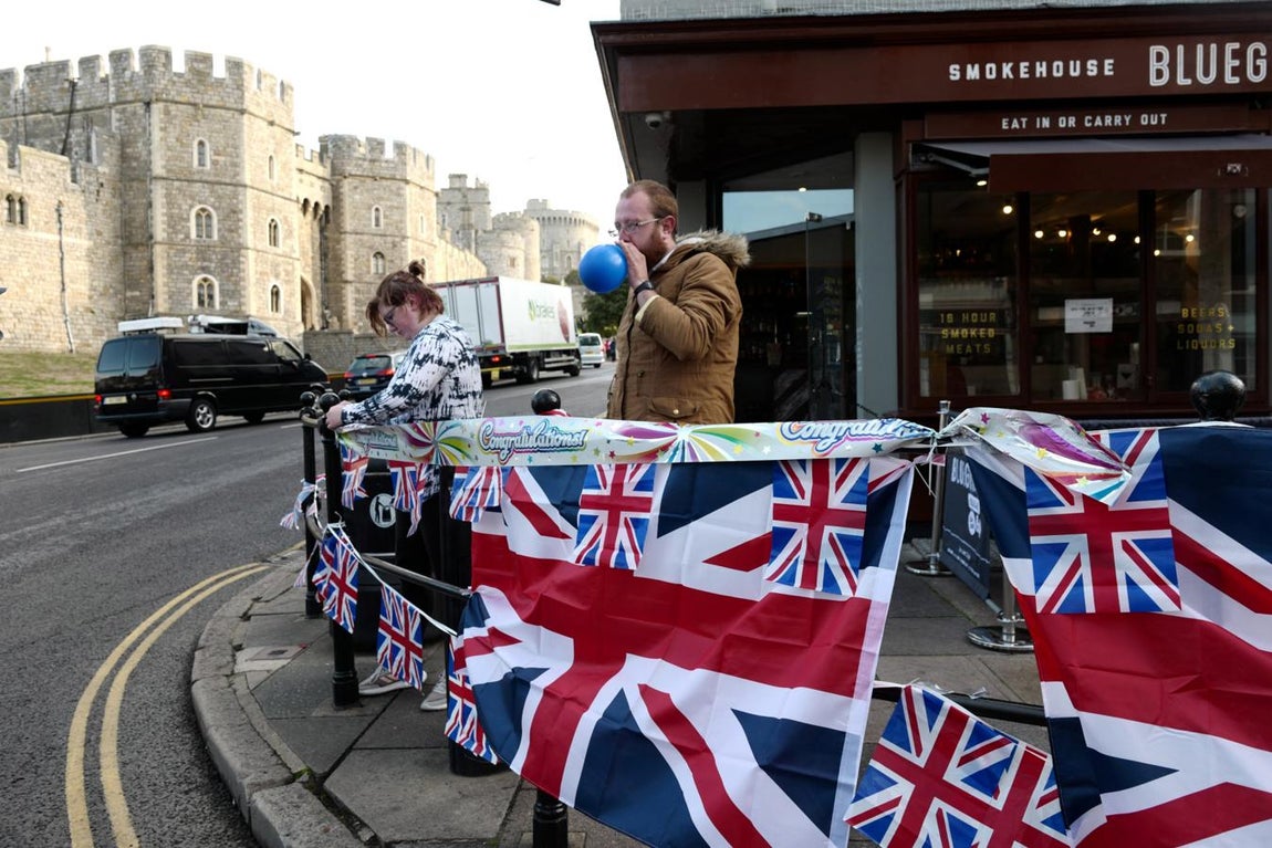 Los primeros curiosos comienzan a inundar las calles de Londres para ser testigos del gran enlace real. 