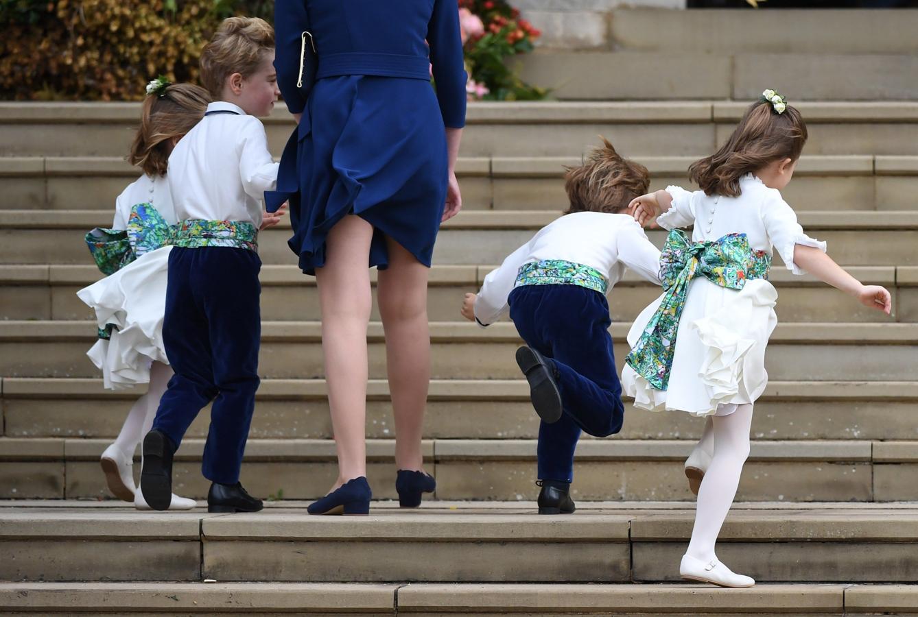 Tocados volando y faldas a lo loco: el viento ridiculiza el desfile de los invitados en la boda de Eugenia de York