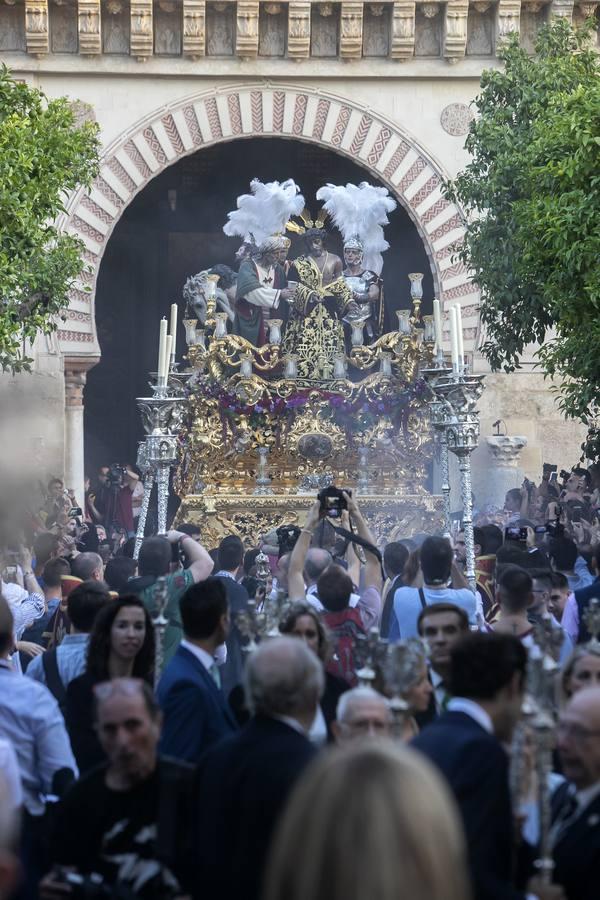 La procesión extraordinaria del Señor de la Humildad y Paciencia, en imágenes