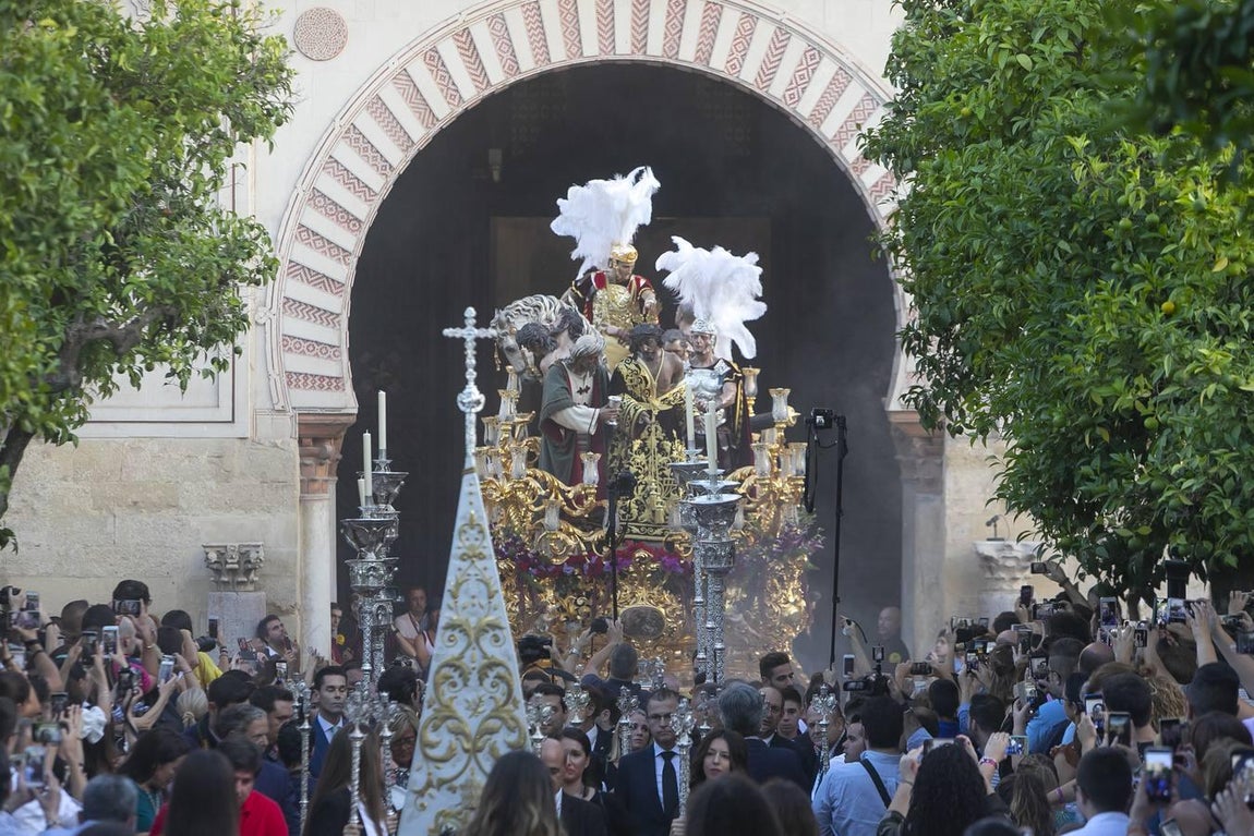 La procesión extraordinaria del Señor de la Humildad y Paciencia, en imágenes
