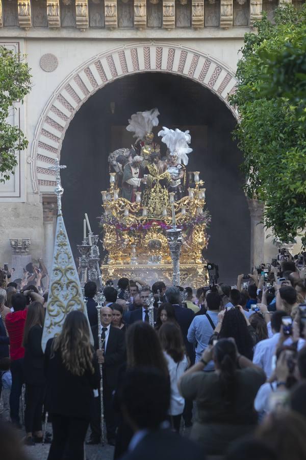 La procesión extraordinaria del Señor de la Humildad y Paciencia, en imágenes