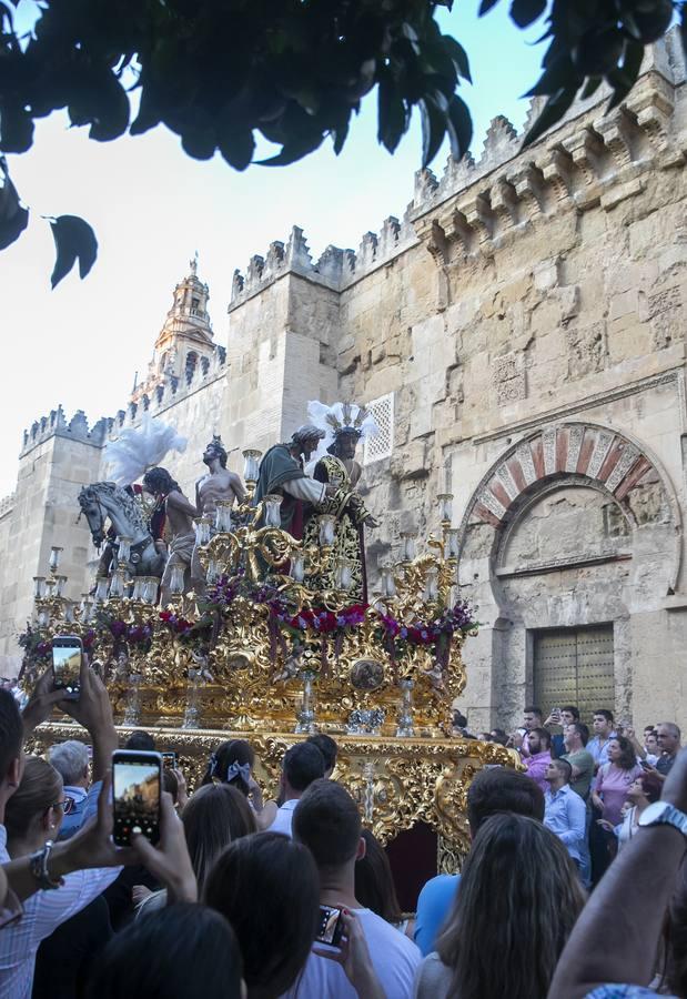 La procesión extraordinaria del Señor de la Humildad y Paciencia, en imágenes