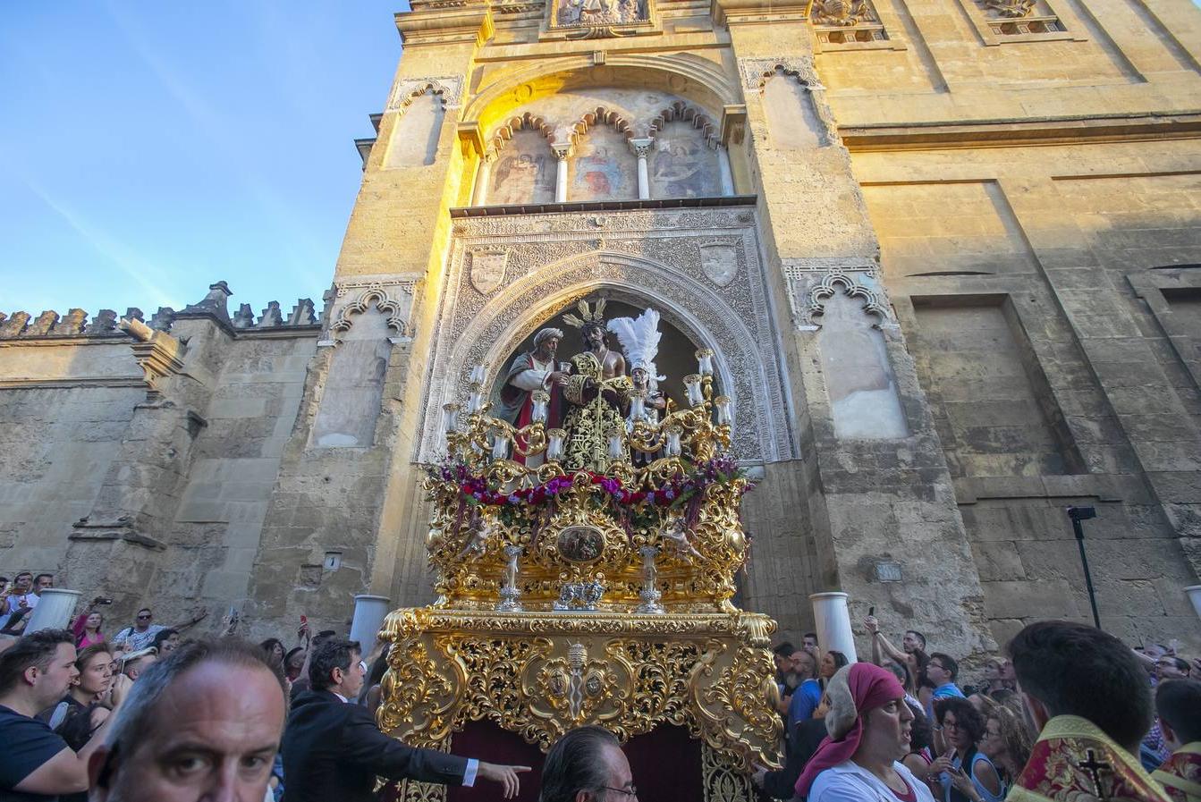 La procesión extraordinaria del Señor de la Humildad y Paciencia, en imágenes