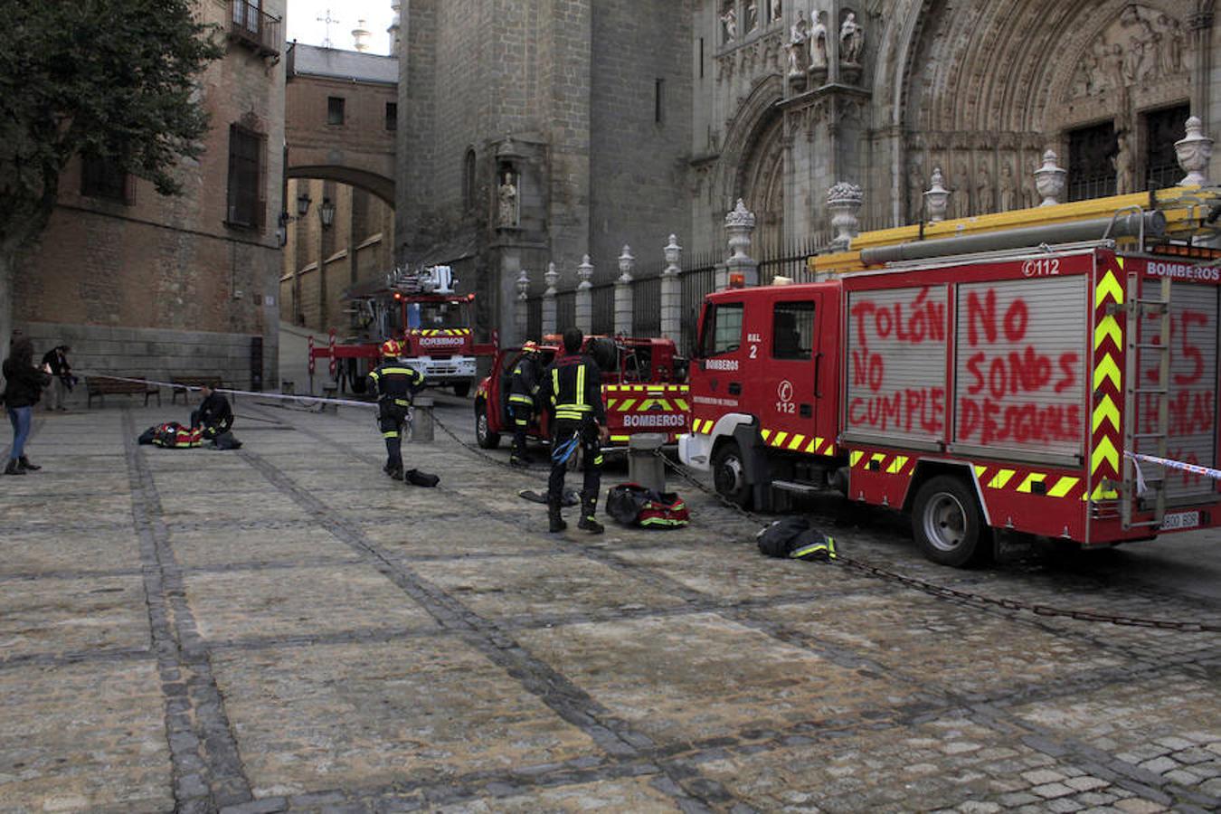 Los bomberos han acudido con vehículos rotulados con mensajes contra la alcaldesa