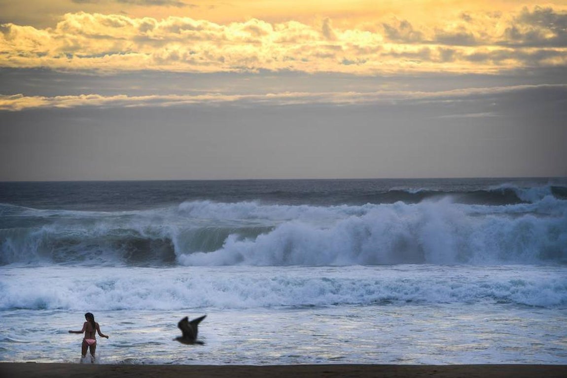 Una bañista en Costa da Caparica, en Almada. 