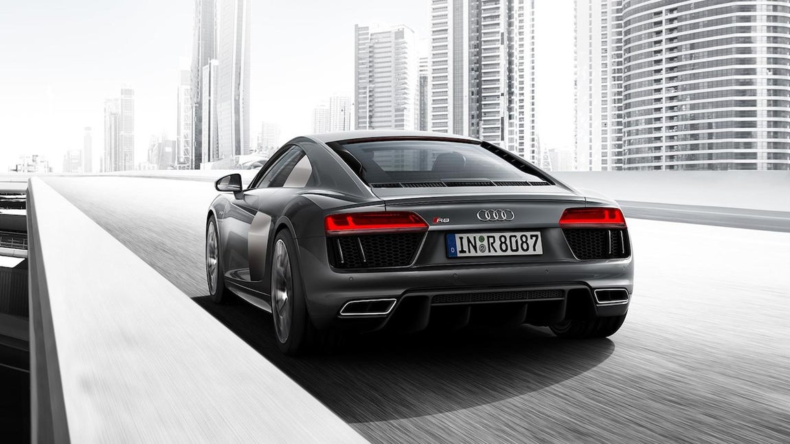 Audi R8. Los R8 Coupé actuales cuentan con un motor V10 de 5,2 litros con inyección dual. Ofrecen una potencia de 397 Kw y son capaces de llegar de 0 a 100 km/h en tan solo 3,5 segundos, alcanzando una velocidad máxima de 320 km/h. Su precio ronda los 200.000 euros