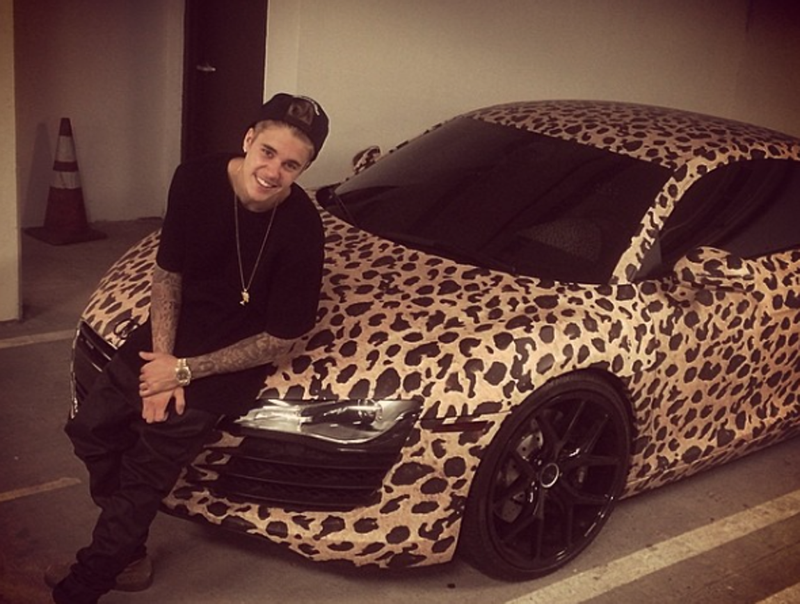 Audi R8 leopardo de Justin Bieber. Al cantante canadiense <a href="https://www.abc.es/summum/abci-casa-justin-bieber-compro-301302672052-20180902010959_galeria.html" target="_blank">Justin Bieber</a> se le ha visto al volante de algunos de los mejores súper deportivos del mercado, como los Lamborghini Aventador o Huracan Spyder, el Ferrari F430 o el 458 Italia, el Porsche 911 GT3 RS o el Bugatti Veyron Grand Sport, entre otros