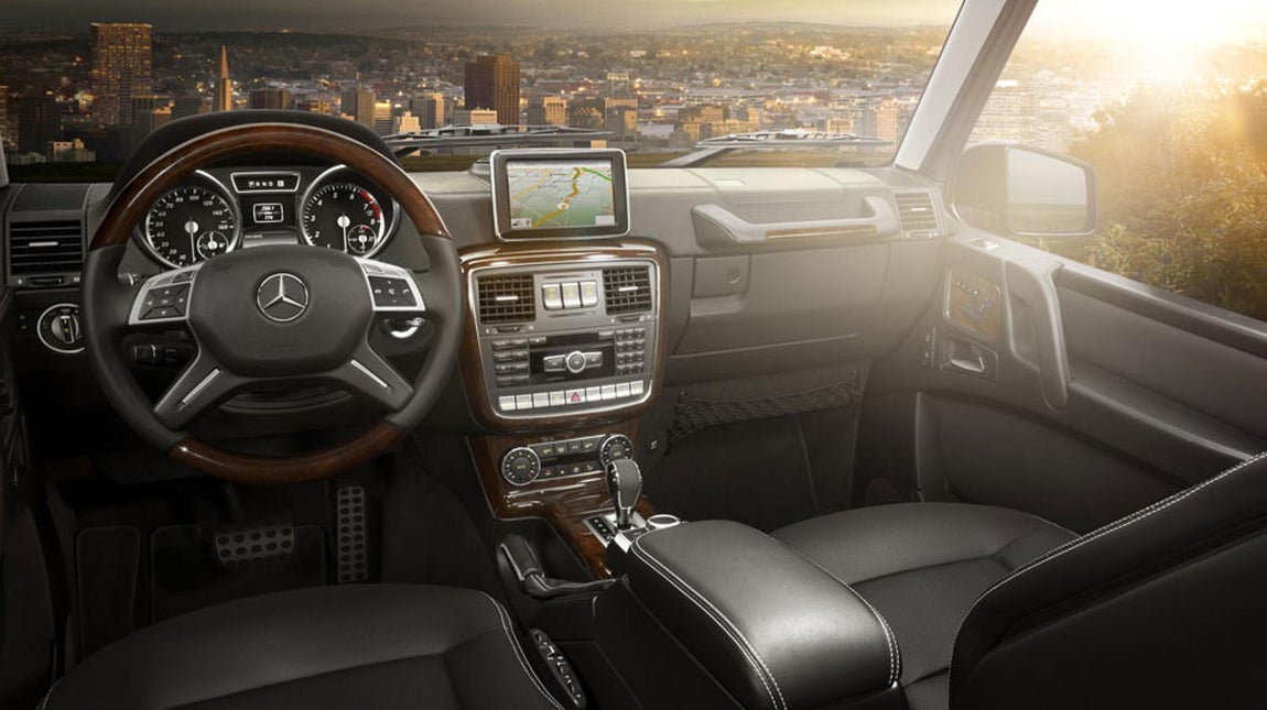 Mercedes G550 de Kim Kardashian. La cabina está fabricada a mano casi en su totalidad, con cuero Nappa en los asientos, cuero cosido, inserciones en las puertas, madera pulida y detalles en cromo. Además, los asientos delanteros cuentan con calefacción incorporada