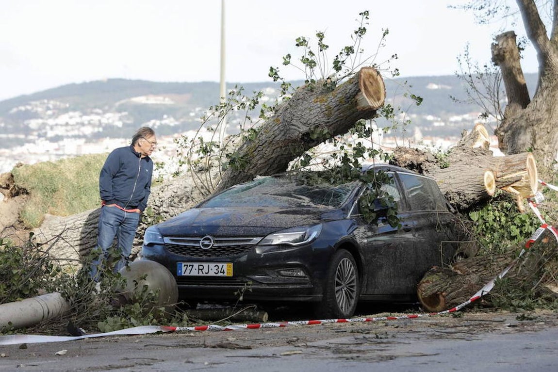 Los destrozos que el huracán Leslie ha dejado en varios lugares de Portugal. 