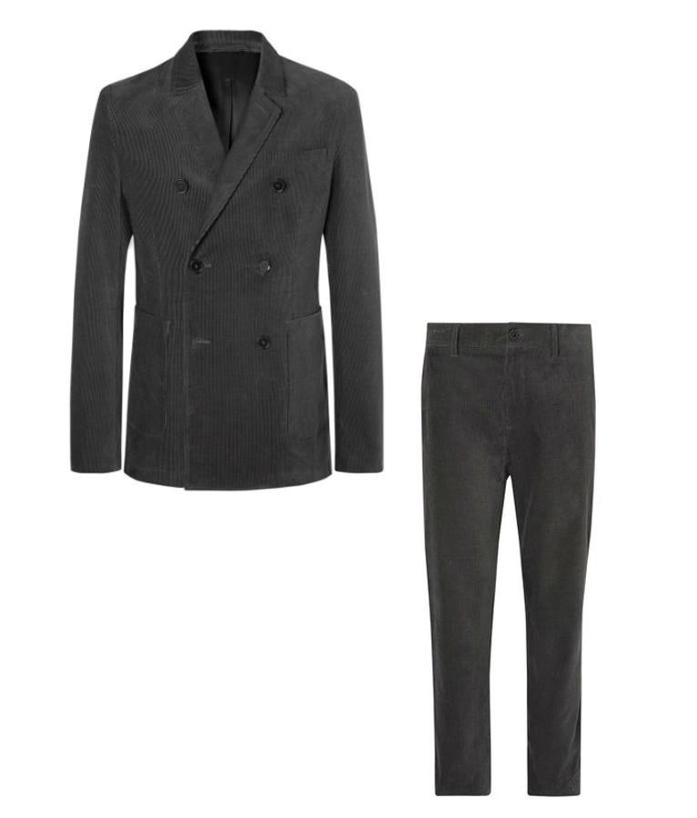 Traje de Mr P. Este diseño la firma propia del portal de lujo masculino Mr Porter está fabricado en pana, perfecta para los meses más fríos del año que están por llegar. Está realizado en gris oscuro con chaqueta cruzada y bolsillos de parche. Precio: 760 euros.