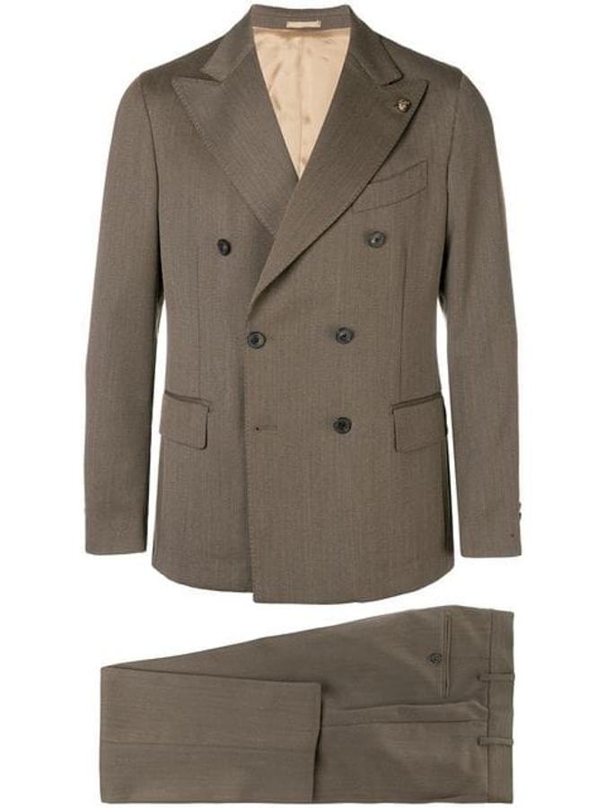 Traje de Gabriele Pasini. De dos piezas, pantalón clásico de sastrería y chaqueta de doble botonadura, fabricado en mezcla de algodón y lana de la marca italiana Gabriele Pasini. Precio: 862 euros.