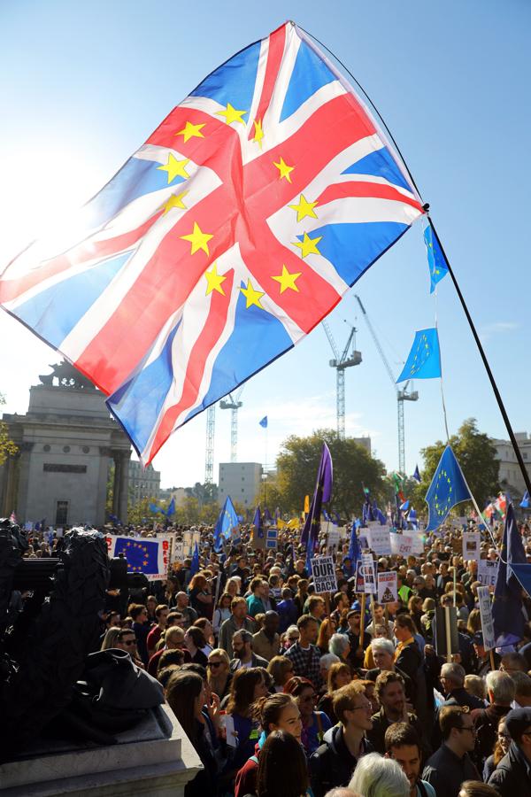 Los manifestantes desplegan la bandera del Reino Unido en las protestas de Londres. 