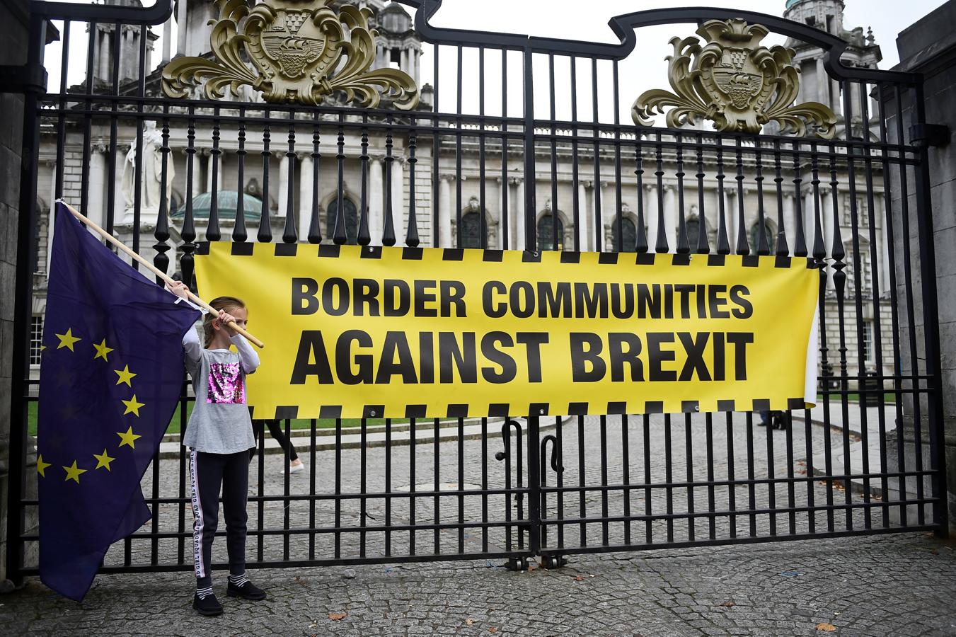 La manifestación se extendió hasta Belfast, en Irlanda del Norte. En la imagen, una niña porta una bandera de la Unión Europea. 