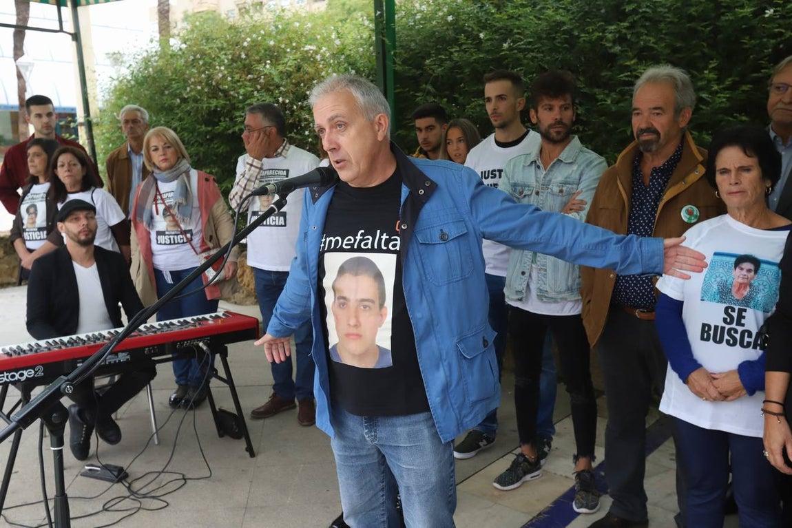 La concentración por el desaparecido Paco Molina, en imágenes