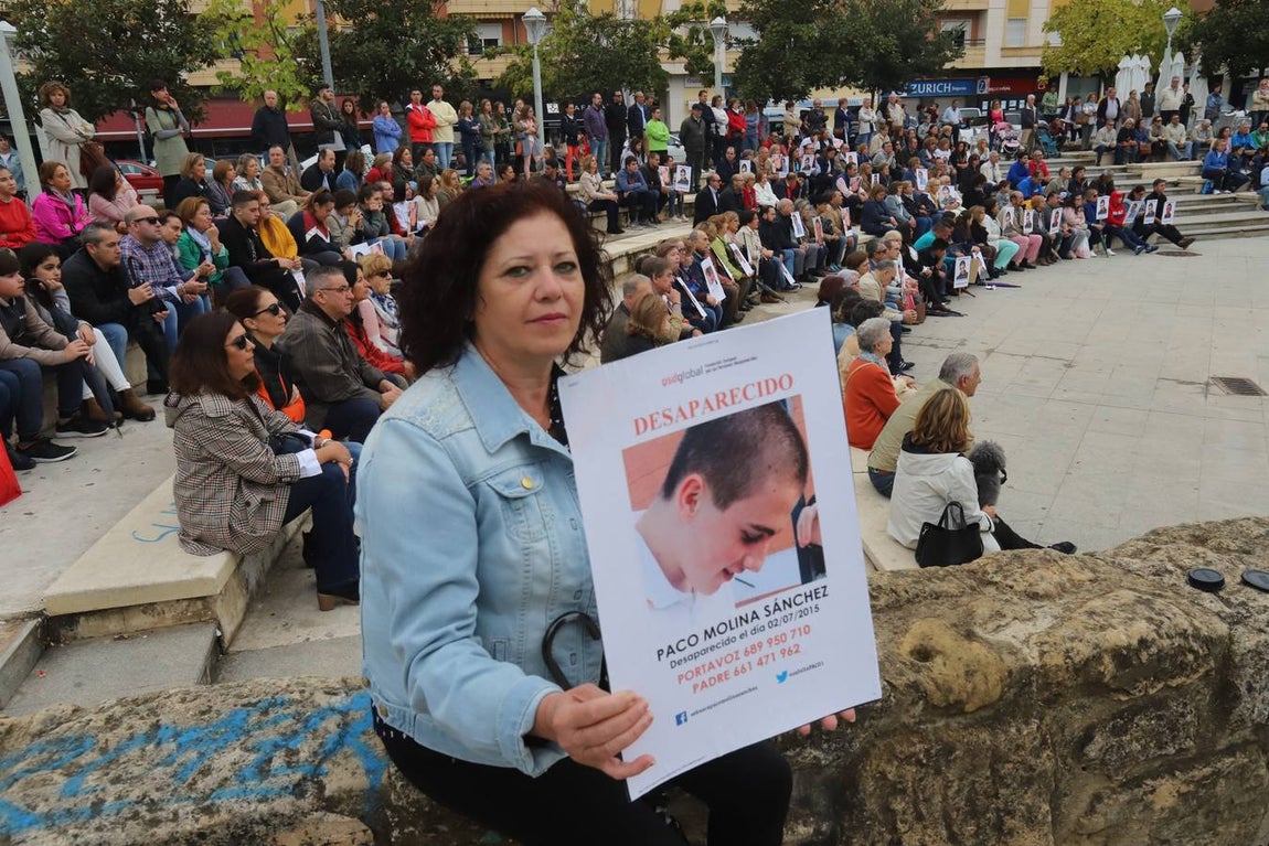 La concentración por el desaparecido Paco Molina, en imágenes