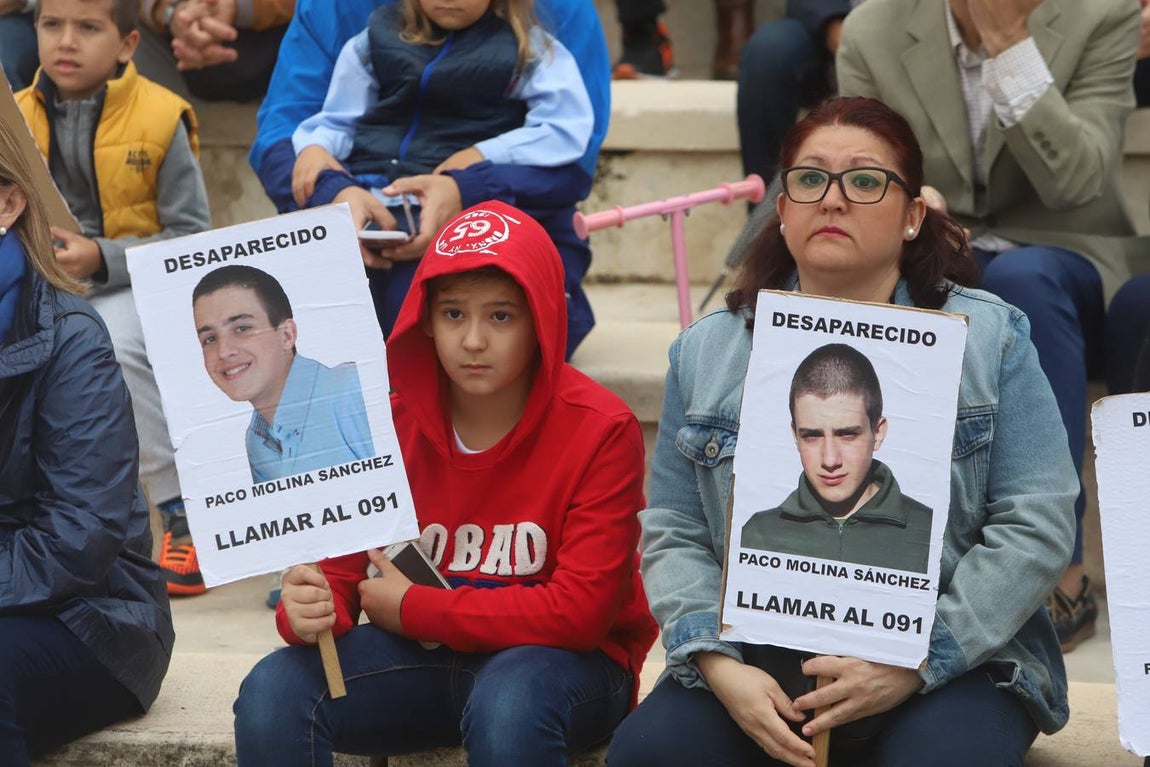 La concentración por el desaparecido Paco Molina, en imágenes