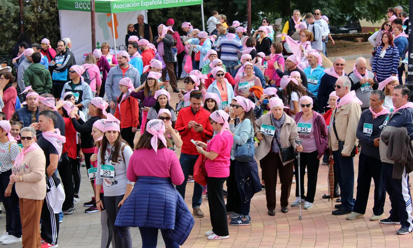 Más de 400 personas participan en Camuñas en la marcha «Camina en rosa»