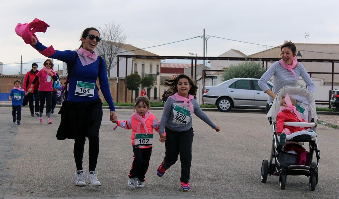 Más de 400 personas participan en Camuñas en la marcha «Camina en rosa»