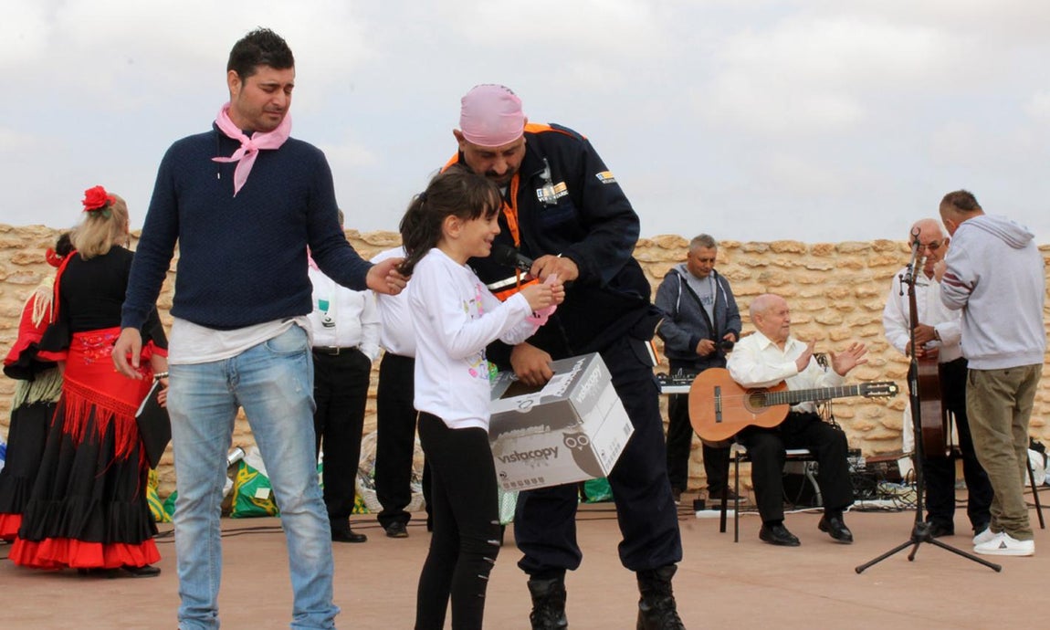 Más de 400 personas participan en Camuñas en la marcha «Camina en rosa»