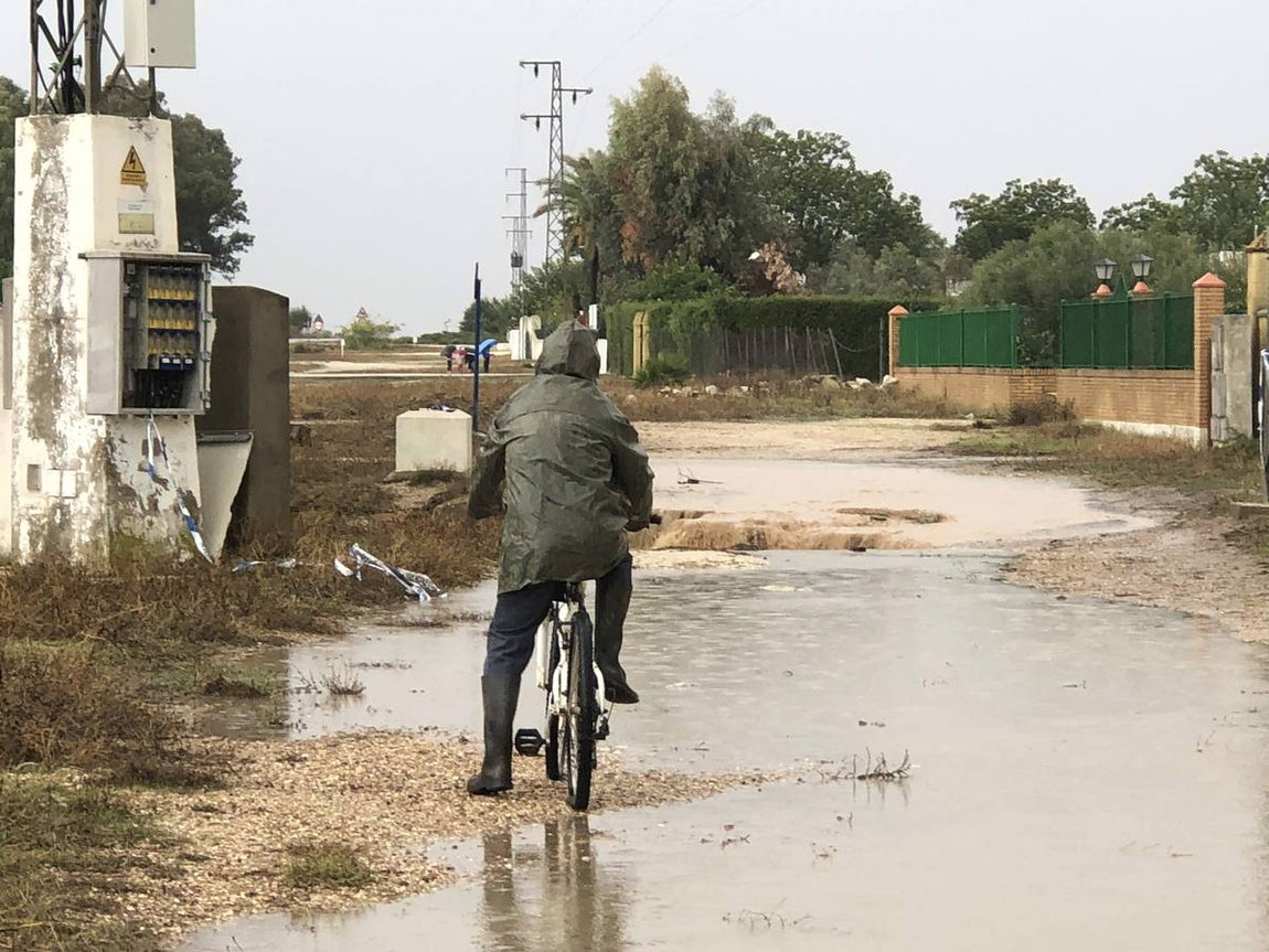 Vecinos de Arahal ante un enorme socavón en la zona de Pago del Reondón, en Arahal