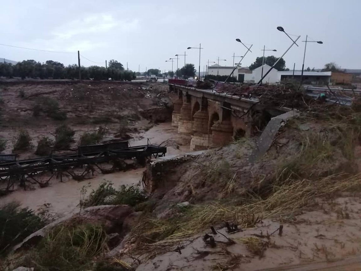 La vía del tren a su paso por Aguadulce ha quedado totalmente destrozada