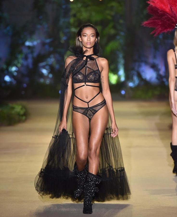 Intimissimi. Es una de las mas populares sobre las pasarelas. Definen su estilo como «sofisticado y simple» y luchan cada día por convertirse en el sueño cotidiano de cada mujer. Genial para iniciarse en la lencería de lujo, aprenderás a conocerte y encajará en cualquier ocasión