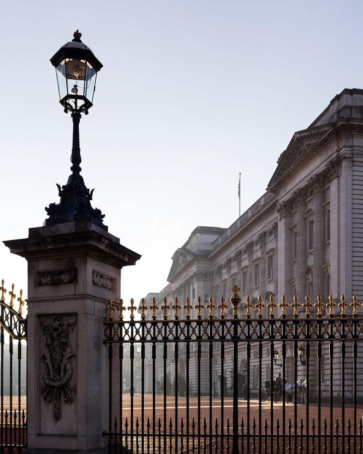 Exterior. El prestigioso interiorista británico Ashley Hicks obtuvo un privilegio excepcional: una estancia de 10 días en el palacio para fotografiar sus impresionantes estancias. El material gráfico no tiene desperdicio y de él se nutre su libro: «Buckhinham Palace: the interiors»