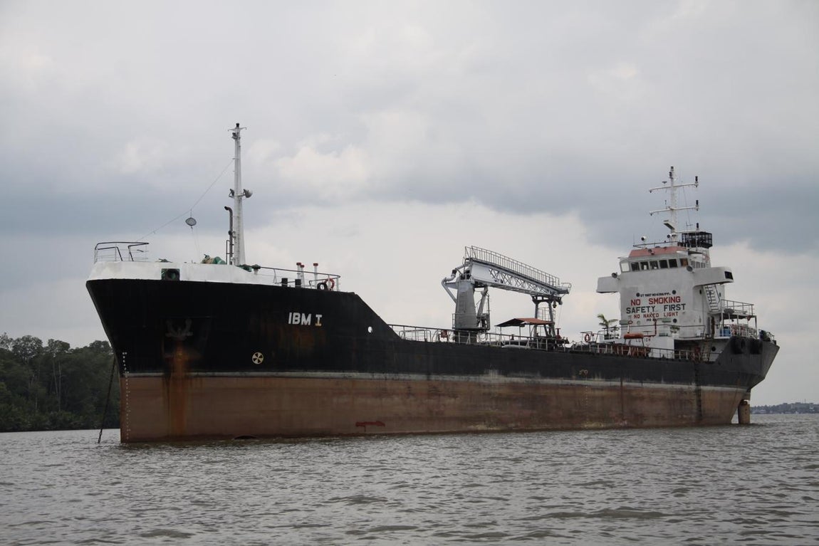 No es un petrolero, sino un carguero que transporta el aceite de palma por el río Kumai, a las puertas del parque nacional de Tanjung Puting, al sur de la región indonesia de Kalimantan, en la isla de Borneo.. 