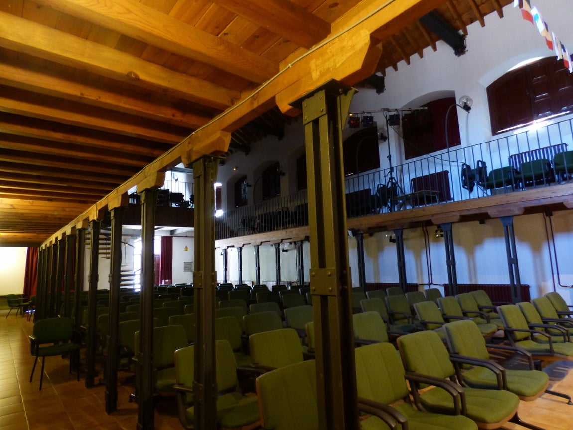 Nave de reses vacunas. Antiguos burladeros bajo las galerías laterales en 2014. Foto Rafael del Cerro. 