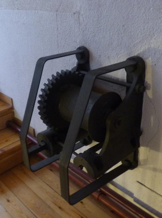 Mecanismo de una antigua polea en el interior de una nave. Foto Rafael del Cerro. 