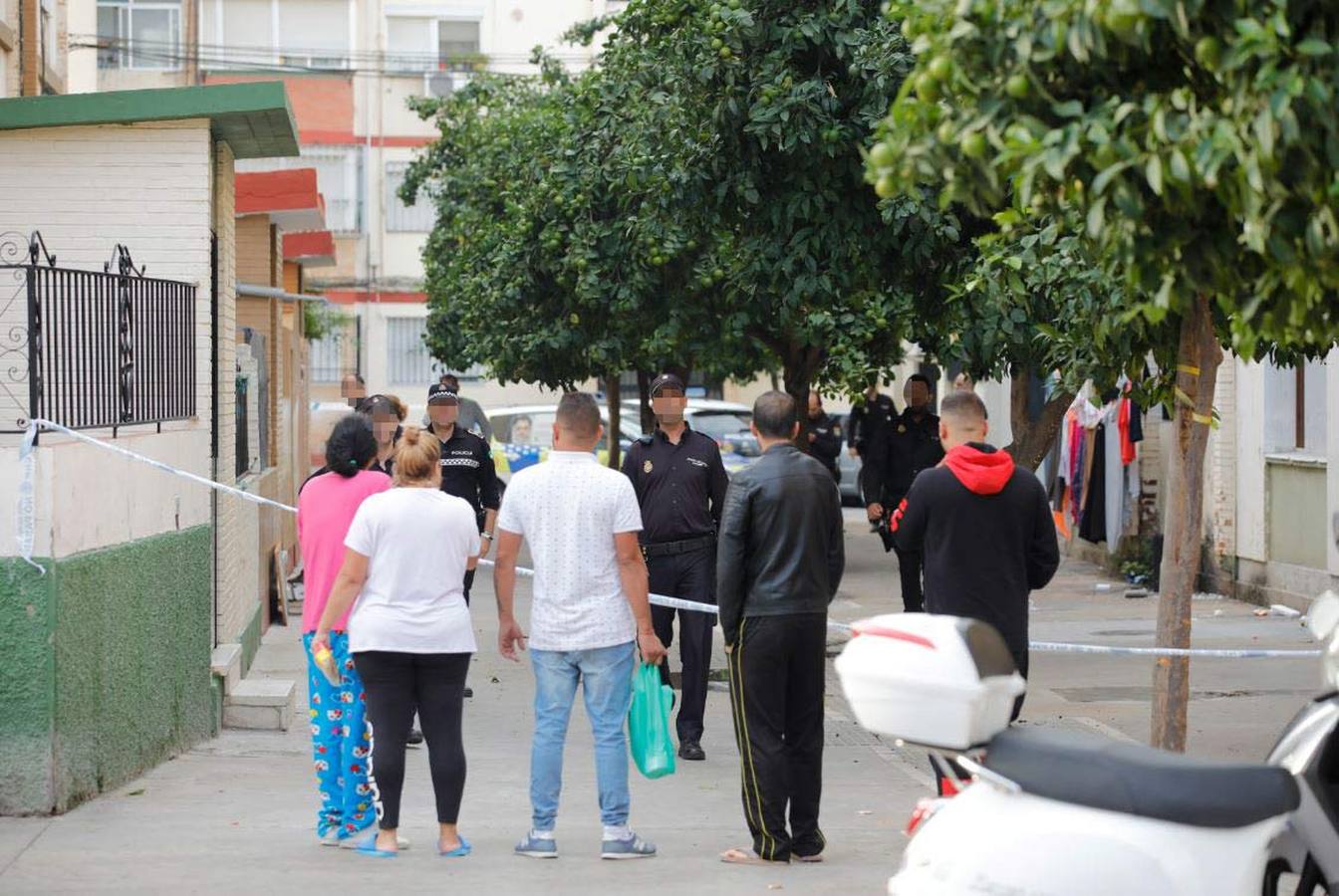 En imágenes, una mujer muere apuñalada en Los Pajaritos de Sevilla