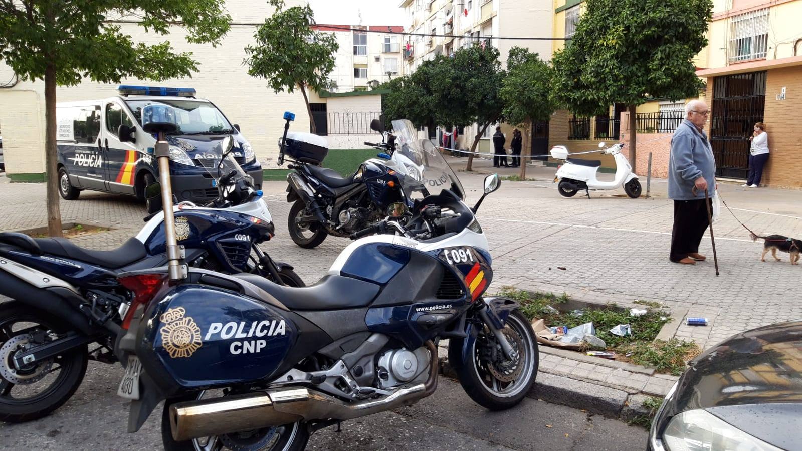 En imágenes, una mujer muere apuñalada en Los Pajaritos de Sevilla