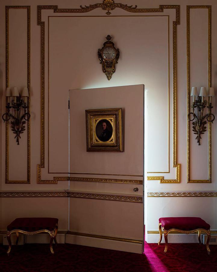 Armario real. Una puerta secreta camuflada con la pared conduce al lugar donde la familia se reúne antes de las ocasiones destacadas