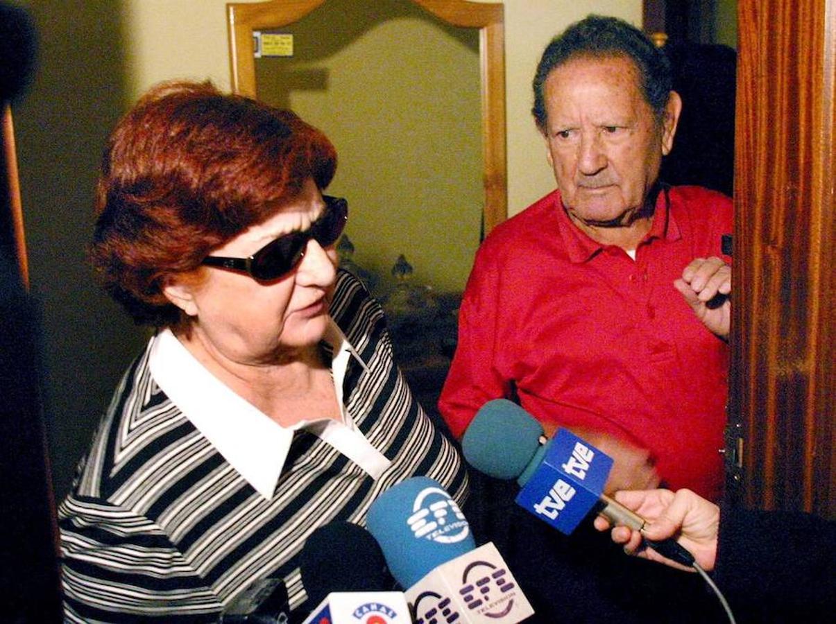 Los abuelos maternos de Doña Letizia –Enriqueta Rodríguez y Francisco Rocasolano– atienden a los medios de comunicación en su casa de Alicante interesados por elcompromiso de su nieta con el Príncipe de Asturias. 