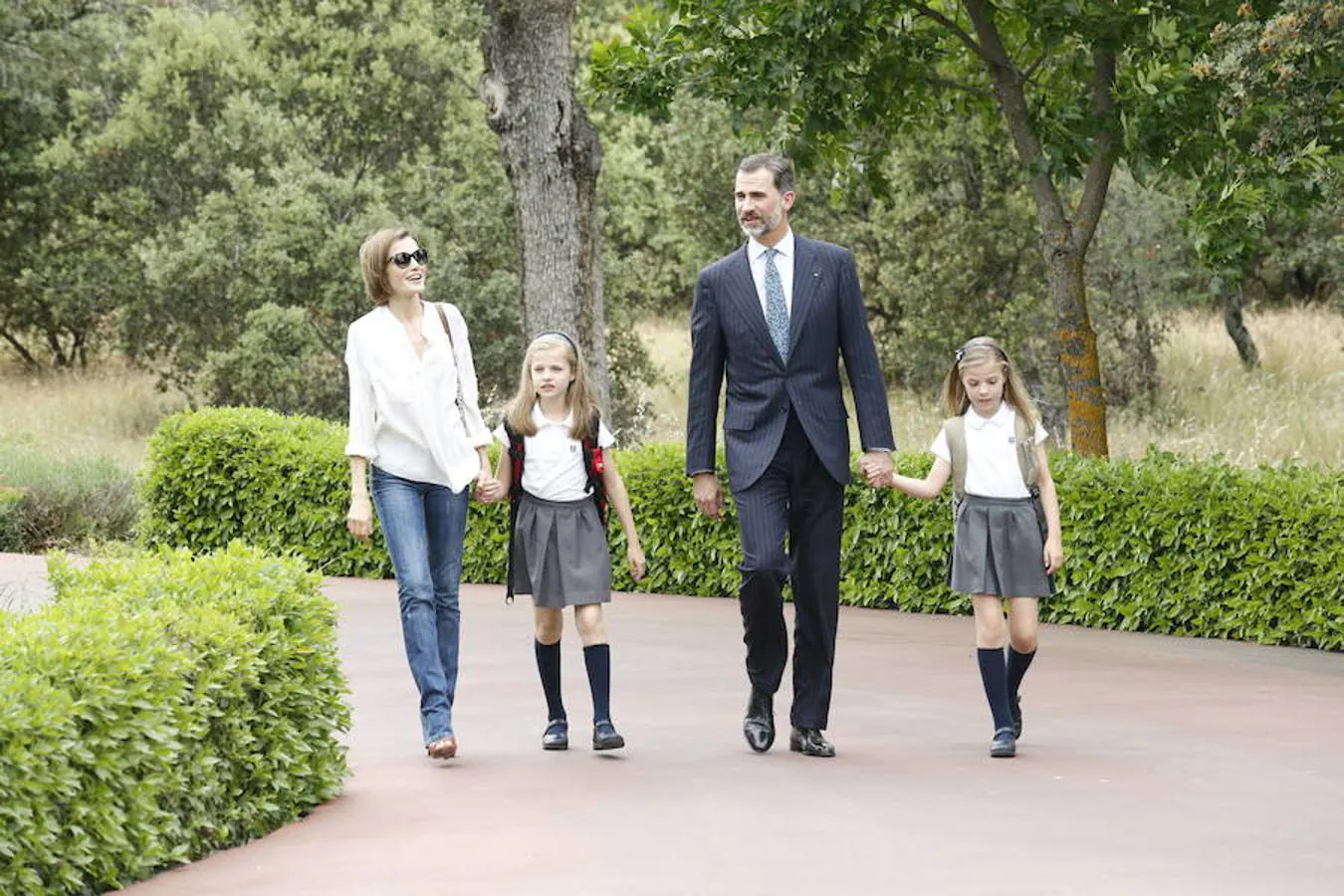 Como todos los meses de septiembre, los Reyes acompañaron ayer a sus hijas, la Princesa Leonor y la Infanta Sofía, en su primer día de clase tras las vacaciones de verano. 