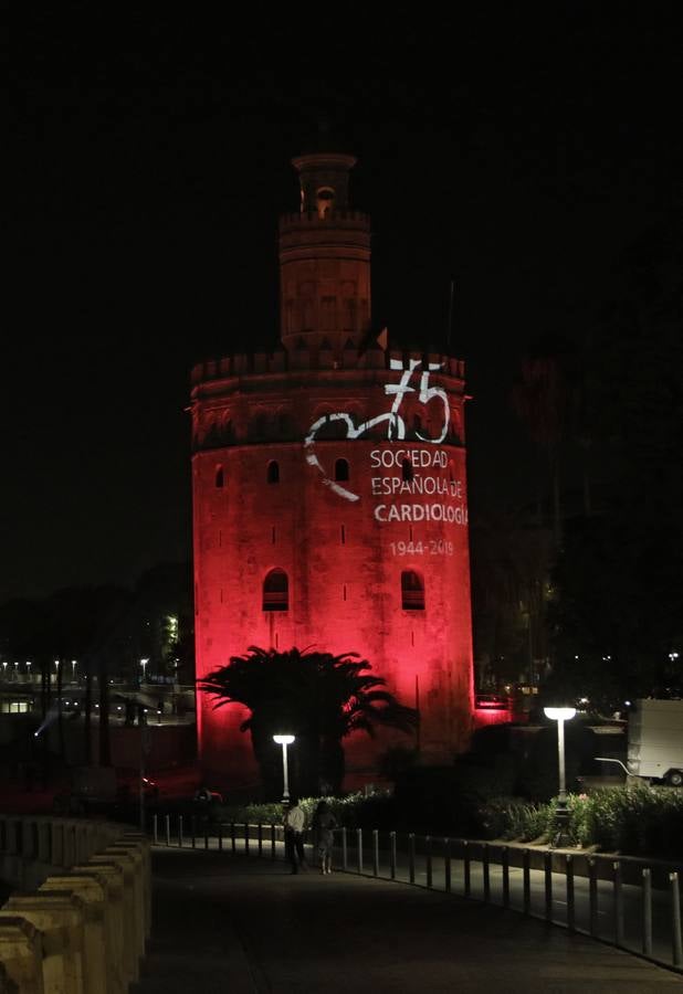 ¿Por qué la Torre del Oro se tiñe de rojo?