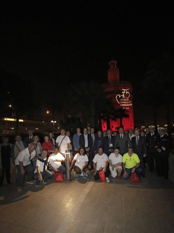 ¿Por qué la Torre del Oro se tiñe de rojo?