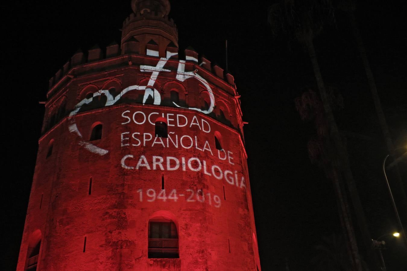 ¿Por qué la Torre del Oro se tiñe de rojo?