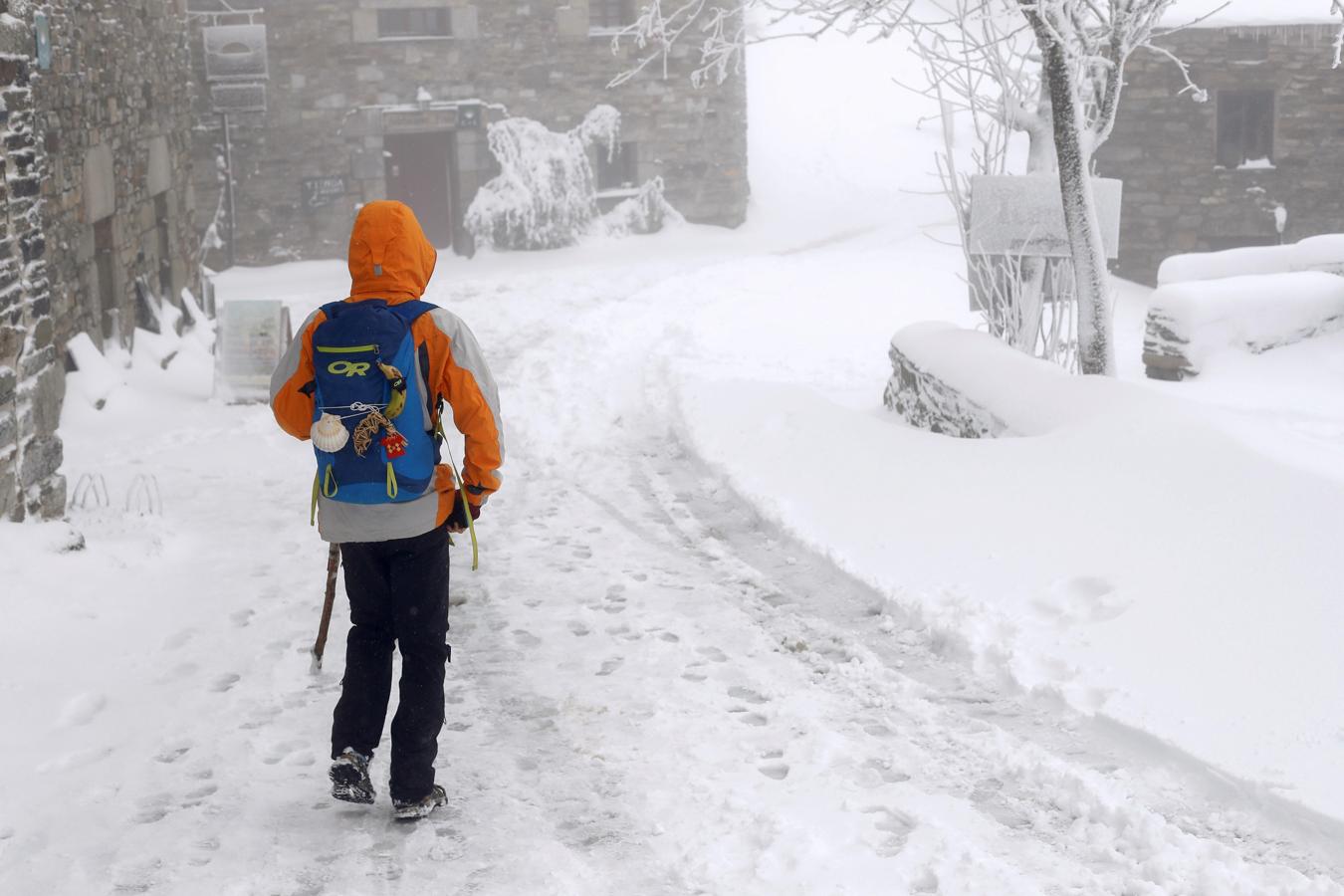 El 112 Galicia registró esta madrugada medio centenar de incidentes provocados por la acumulación de nieve,. 