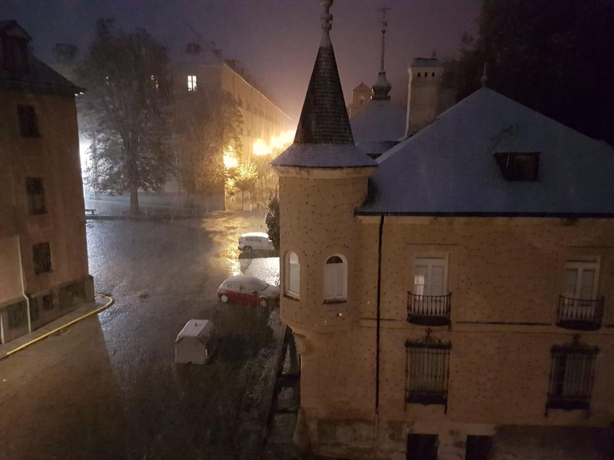 Coches cubiertos de nieve en La Granja de San Ildefonso (Segovia).. 