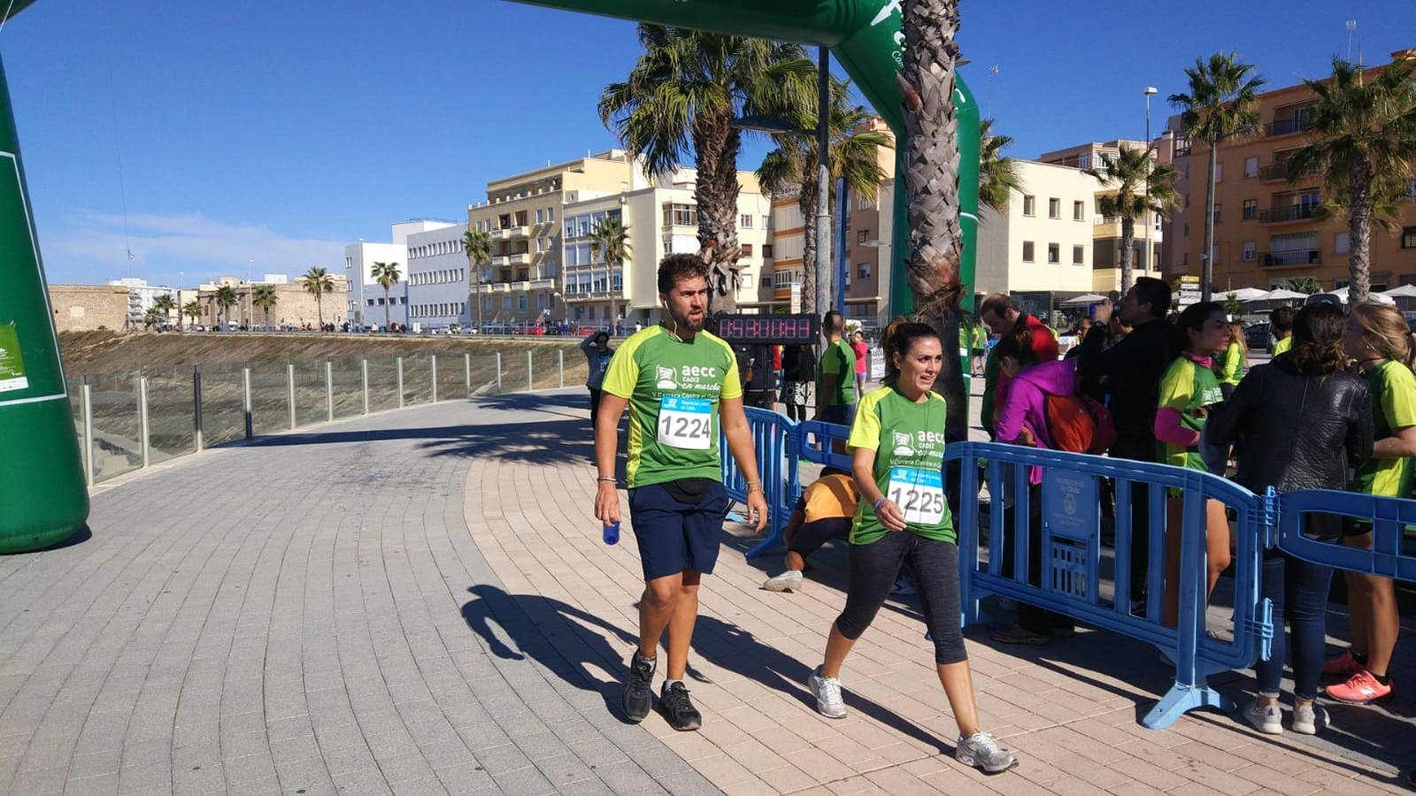 Búscate en las fotografías de la Carrera contra el Cáncer en Cádiz