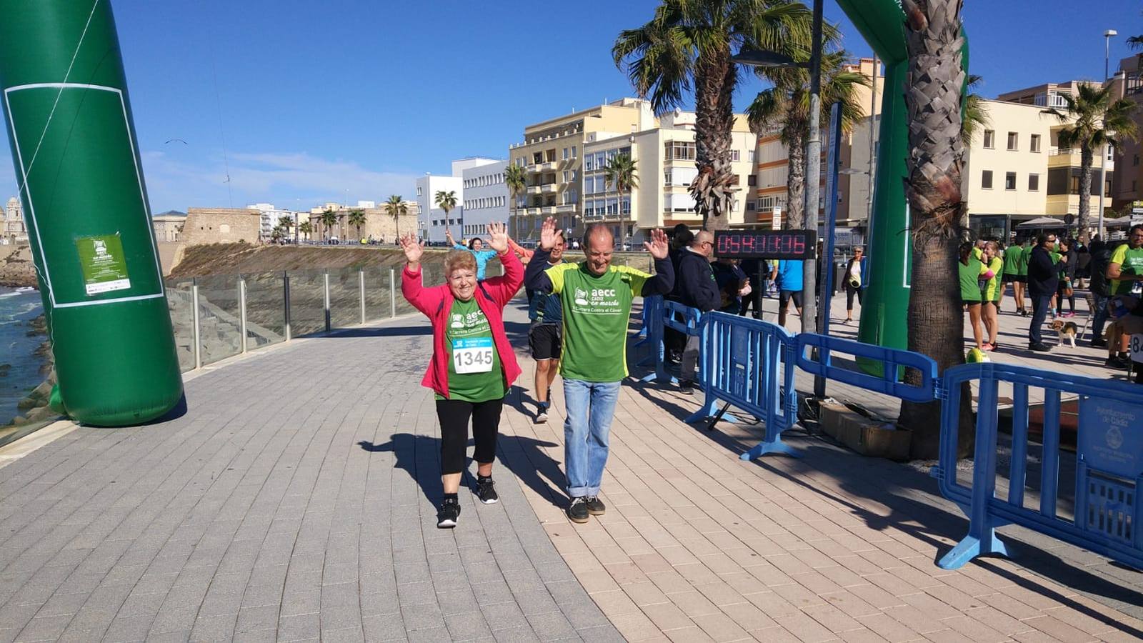 Búscate en las fotografías de la Carrera contra el Cáncer en Cádiz