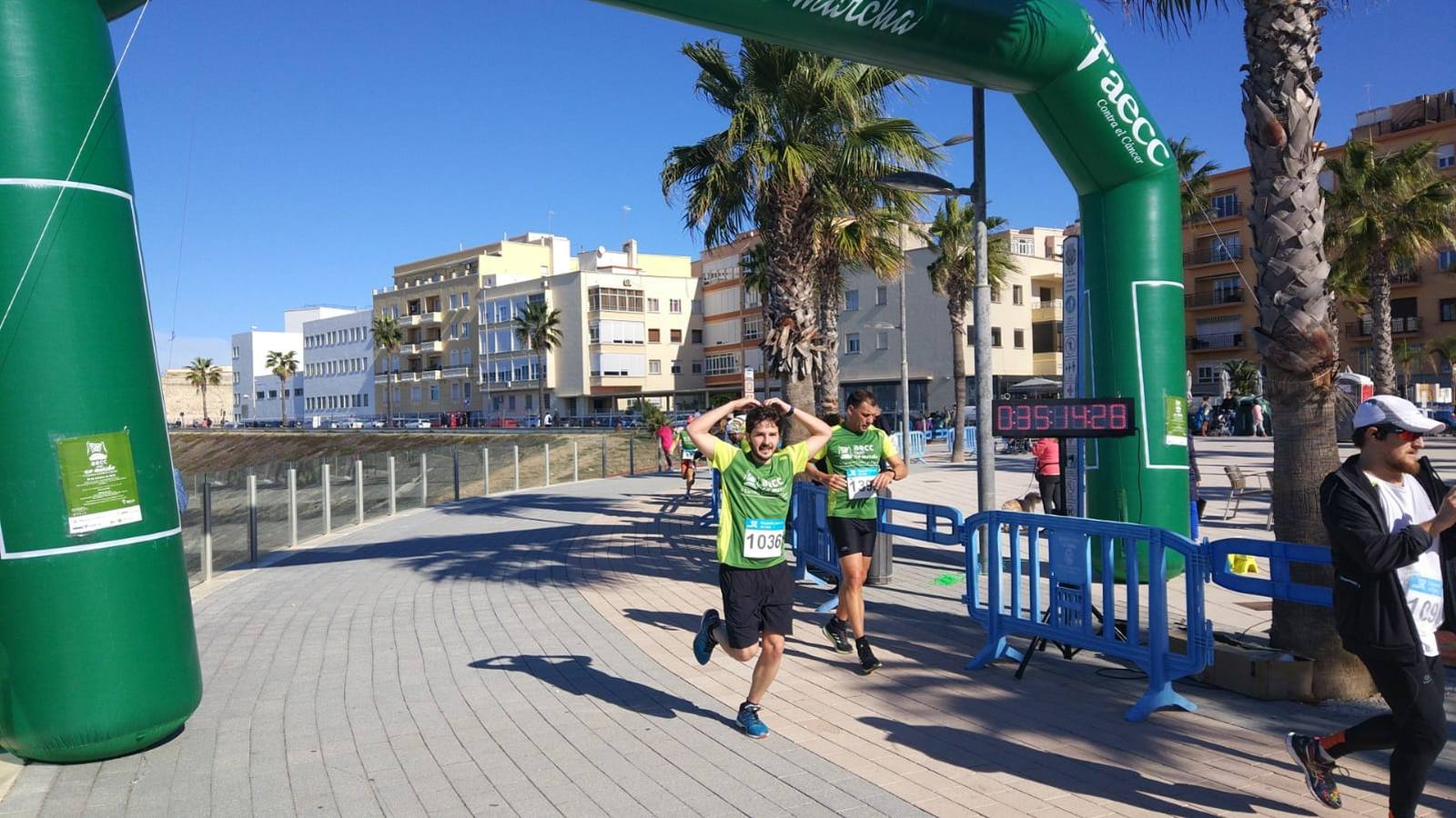 Búscate en las fotografías de la Carrera contra el Cáncer en Cádiz