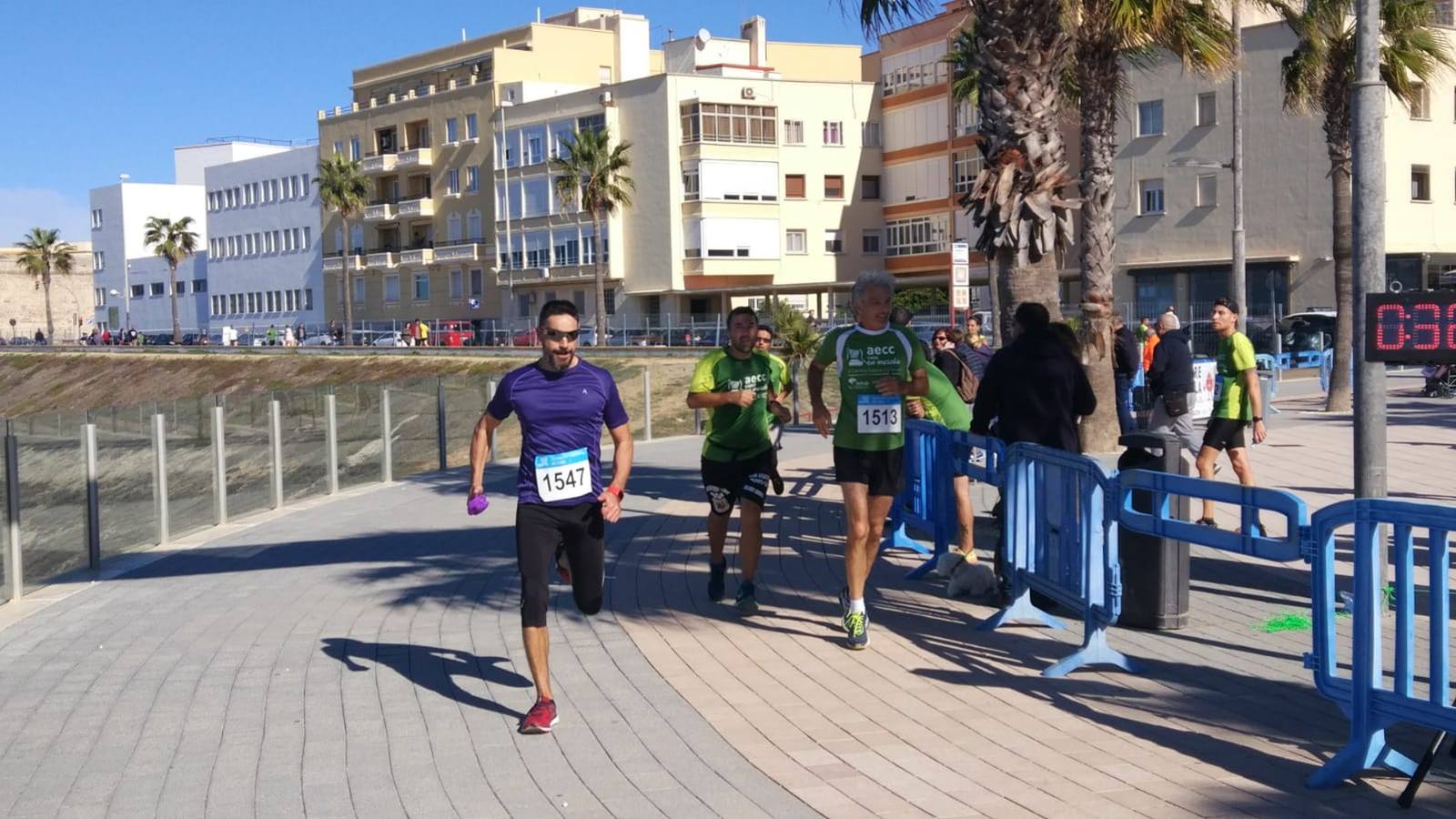 Búscate en las fotografías de la Carrera contra el Cáncer en Cádiz