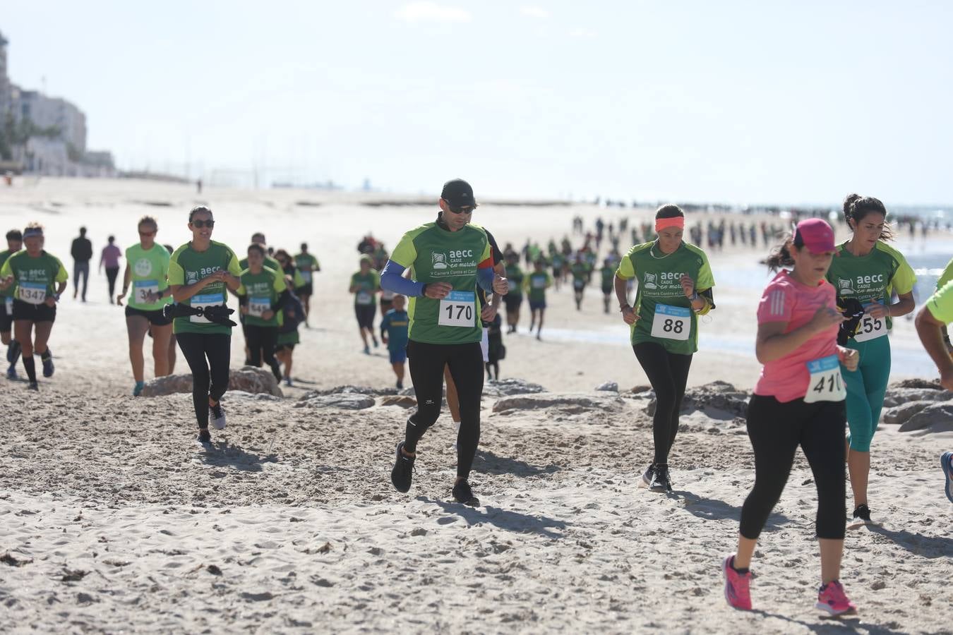 Búscate en las fotografías de la Carrera contra el Cáncer en Cádiz