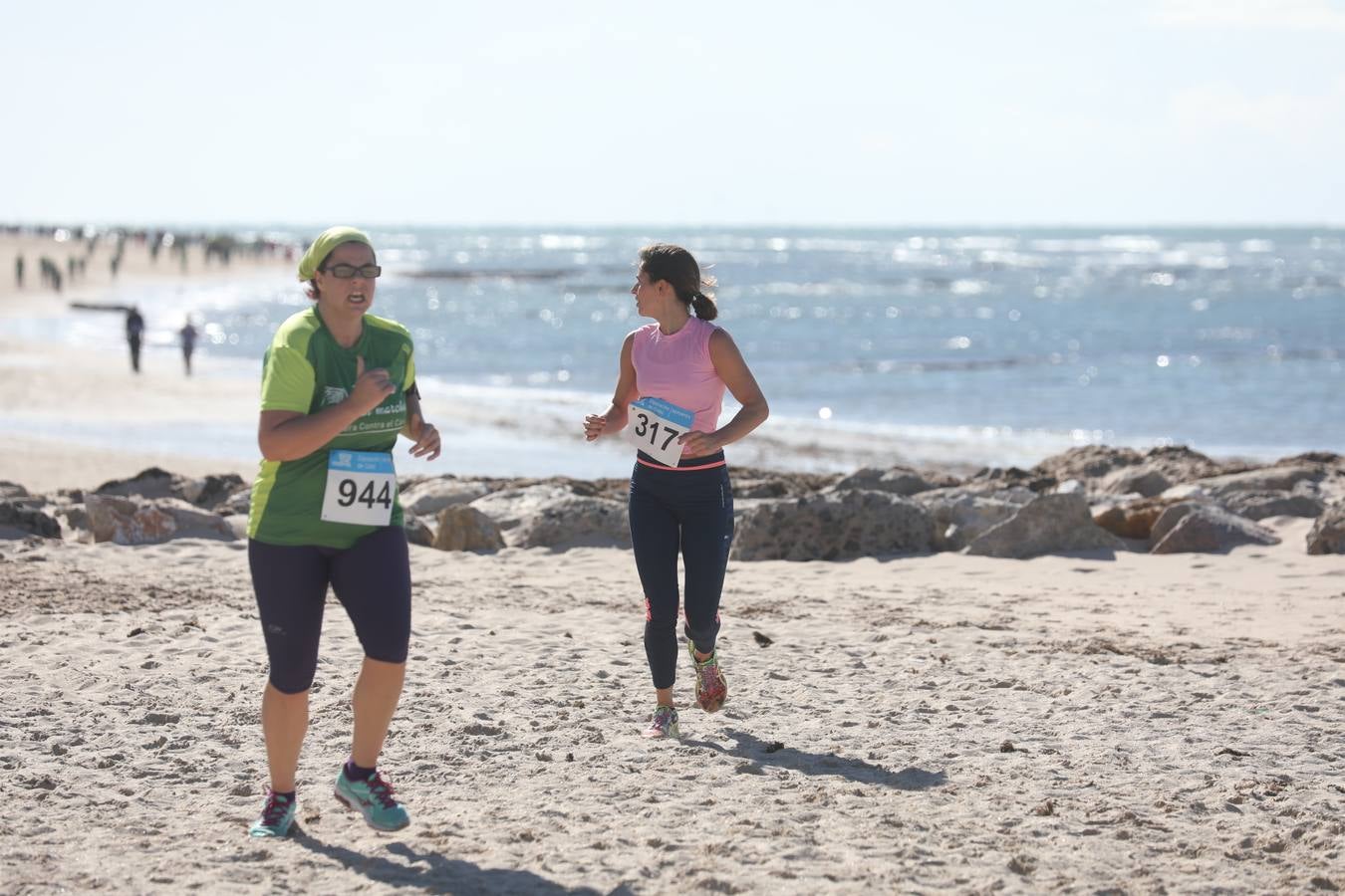 Búscate en las fotografías de la Carrera contra el Cáncer en Cádiz