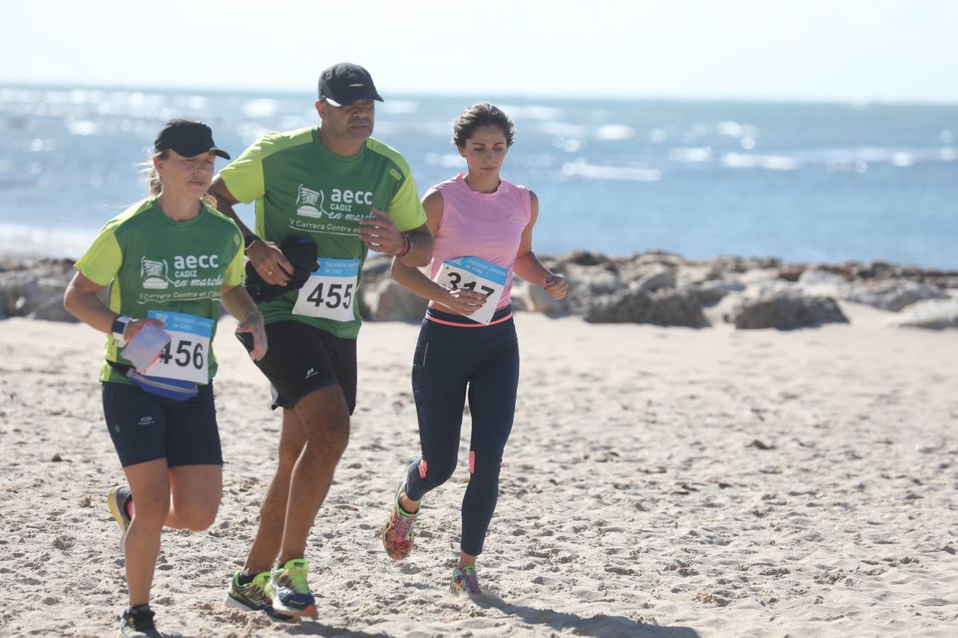 Búscate en las fotografías de la Carrera contra el Cáncer en Cádiz