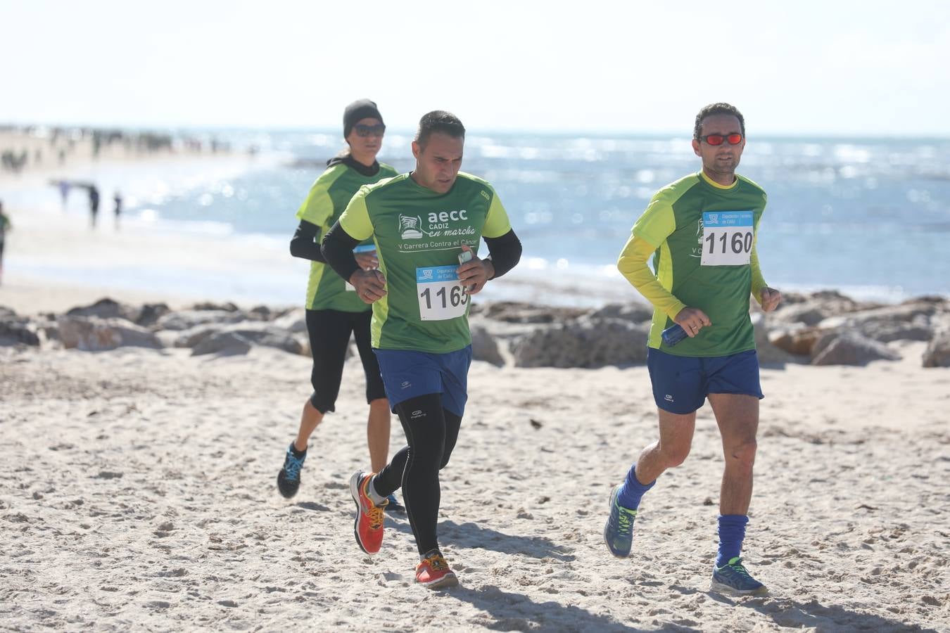 Búscate en las fotografías de la Carrera contra el Cáncer en Cádiz