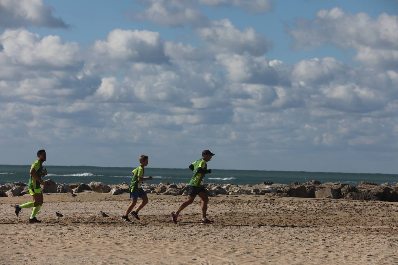 Búscate en las fotografías de la Carrera contra el Cáncer en Cádiz